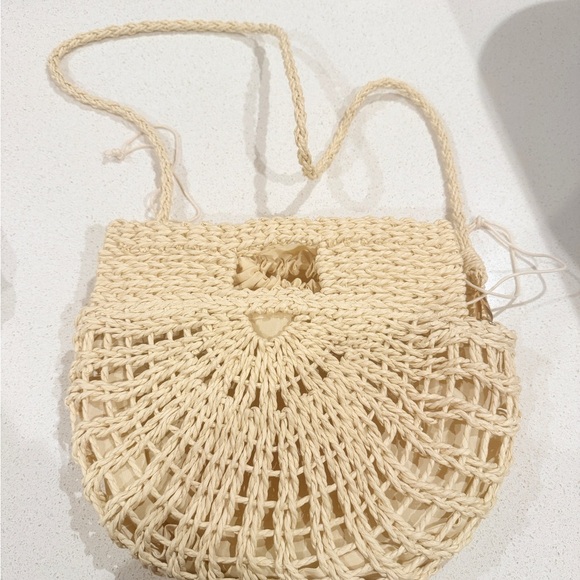 Elegant Cream Woven Handbag - Picture 3 of 4